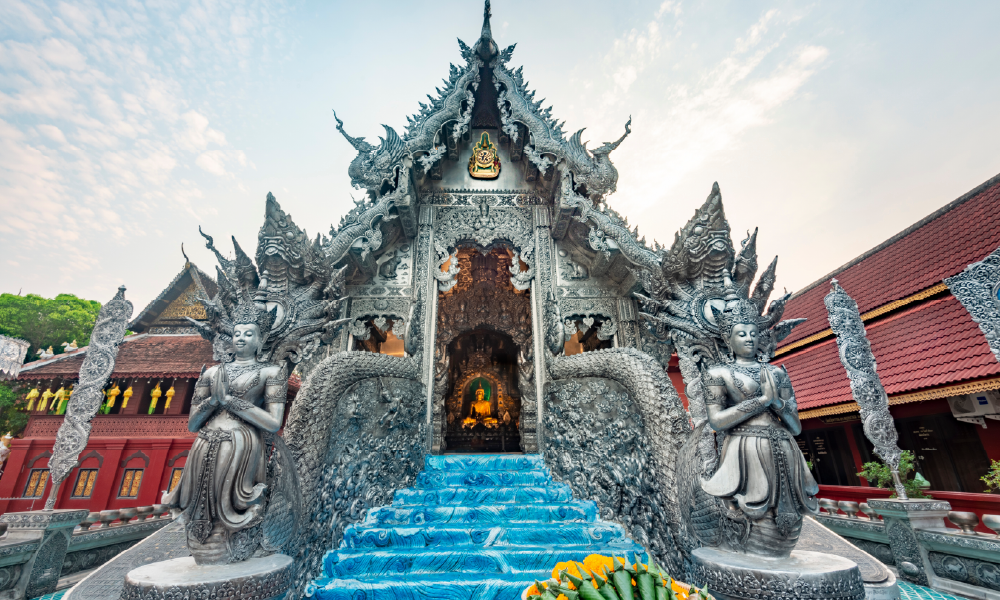 Temples & Traditions: Wat Sri Suphan, Wat Chedi Luang, Wat Suan Dok, Wat Umong, and Local Markets (Self-Guide)