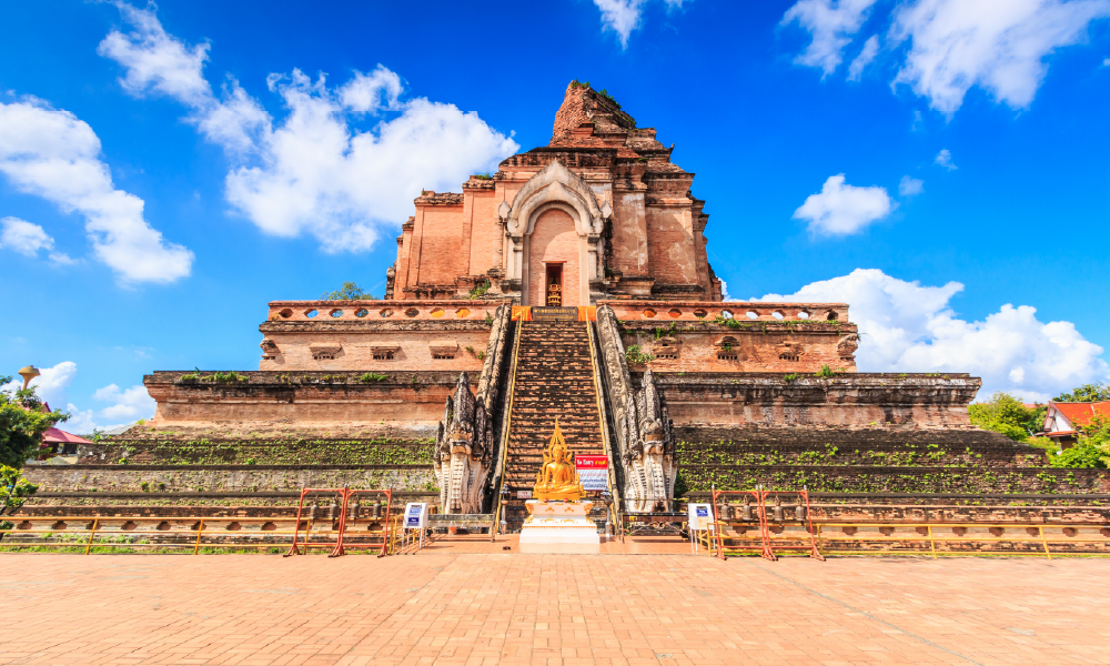 Temples & Traditions: Wat Sri Suphan, Wat Chedi Luang, Wat Suan Dok, Wat Umong, and Local Markets (Self-Guide)